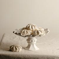 Тортовница на винтажной ножке с ажурными краями "Белый Жемчуг" купить в интернет-магазине Антикварня