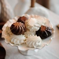 Тортовница на винтажной ножке с ажурными краями "Белый Жемчуг" купить в интернет-магазине Антикварня