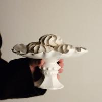 Тортовница на винтажной ножке с ажурными краями "Белый Жемчуг" купить в интернет-магазине Антикварня