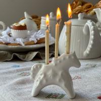 Подсвечник для 3 тонких свечи в форме статуэтки Лошади, белый купить в интернет-магазине Антикварня